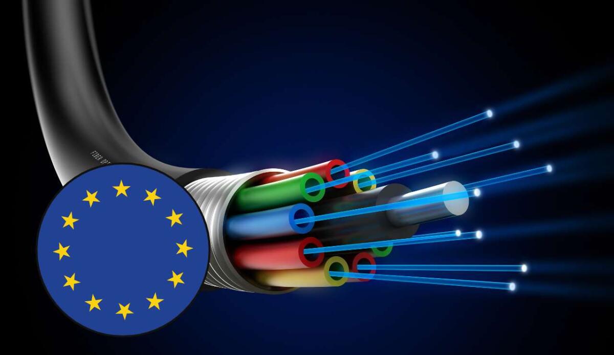 UE: un investimento di 4 milioni per trasformare i cavi in fibra ottica in sensori per il monitoraggio dei fenomeni naturali - Fibra ottica decisione dell'Unione Europea illustrazione (Canva foto ) - financecue.it