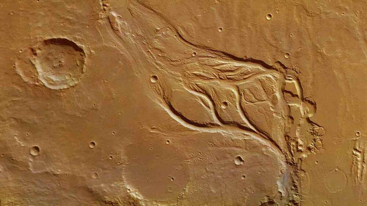 Fiumi su Marte e sulla Luna: ideato un nuovo metodo per identificare l'origine dei canali su altri pianeti - Canali sulla superficie di Marte (ESA foto) - www.aerospacecue.it