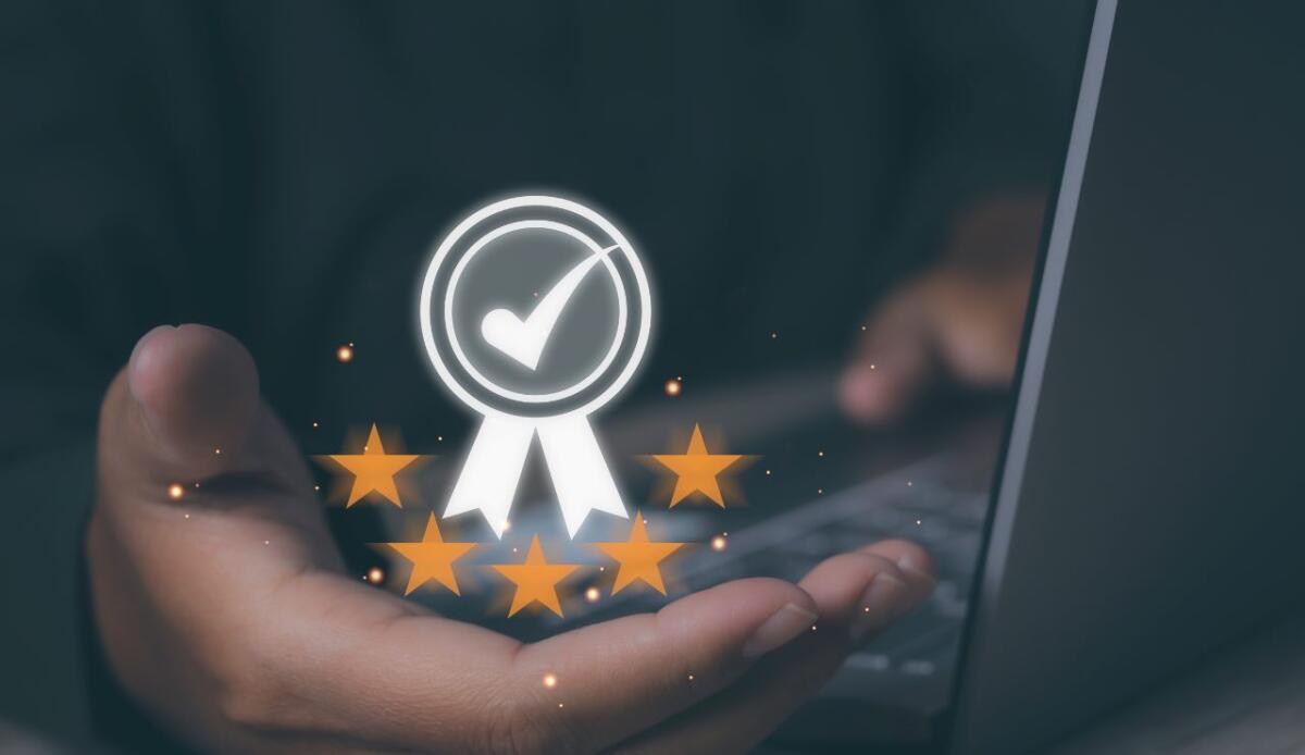 AI per la gestione delle performance: come il feedback in tempo reale costruisce la fiducia tra i lavoratori - Gestione del feedback tramite IA (Canva) - managementcue.it