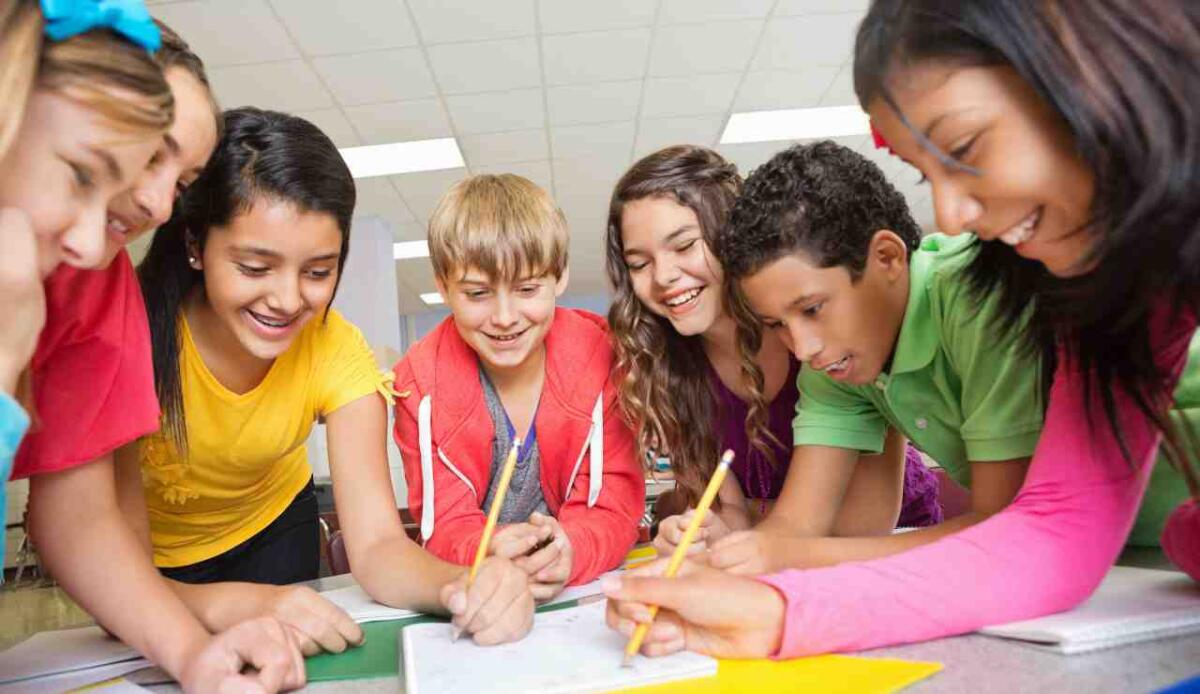 Benessere e performance: come la preparazione mentale influenza i risultati scolastici - Bambini a scuola mentre studiano (Canva foto) - www.managementcue.it