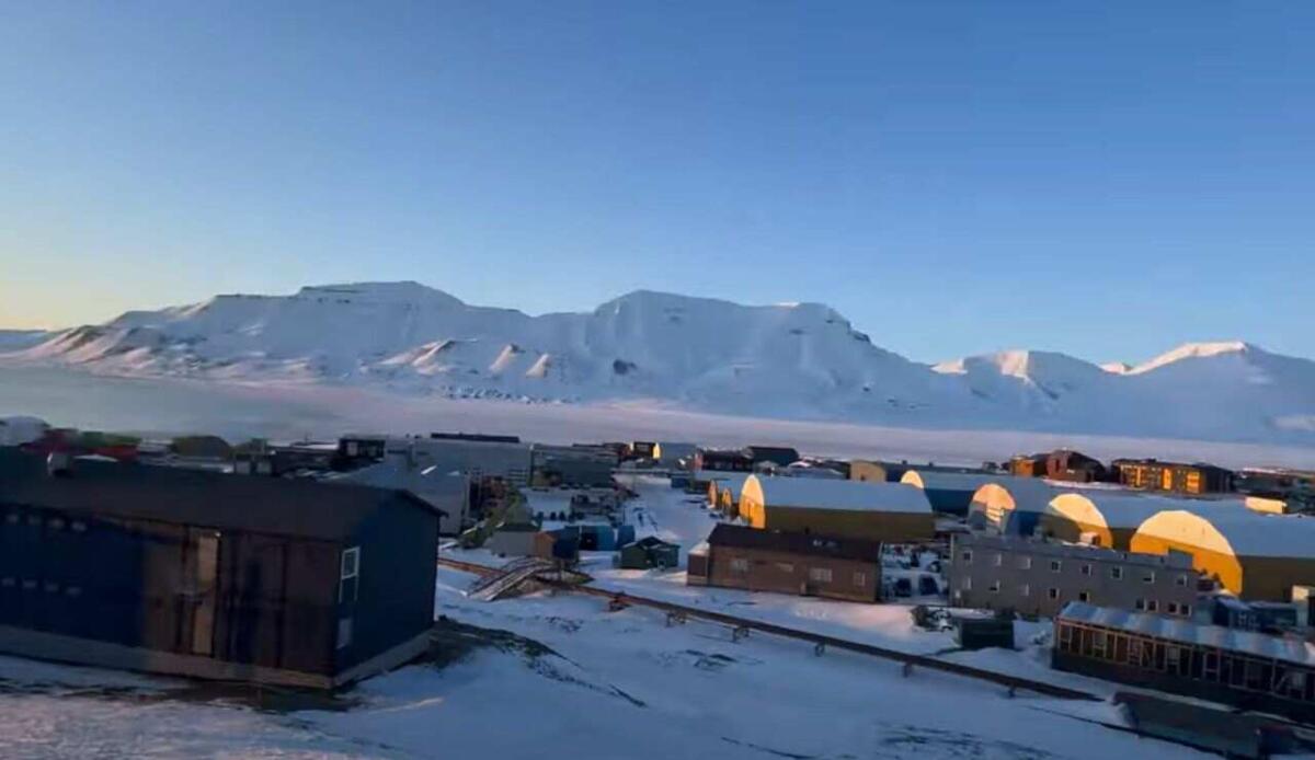 Vivere a Longyearbyen: un'esperienza unica tra sole di mezzanotte e leggi insolite - Longyearbyen (screenshot enontheroad/YouTube) - www.buildingcue.it