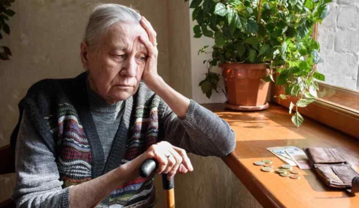 Pensioni giugno, risveglio agghiacciante per i beneficiari | Una parte del bonifico verrà decurtata: ecco di che cifra si tratta - Decurtato il bonifico delle pensioni a giugno - Financecue.it (DepositPhoto)