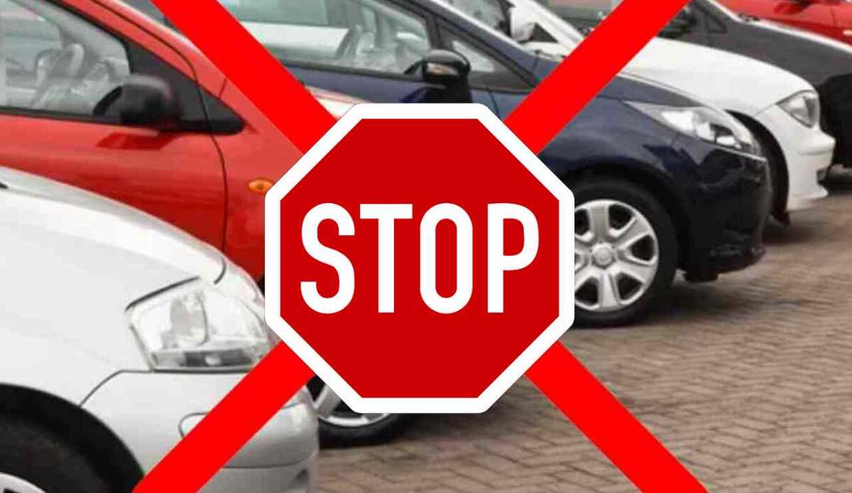 Auto a benzina e diesel addio? Gli italiani sono divisi sullo stop del 2035 - Blocco auto Benzina e Diesel (Depositphotos foto)  - www.vehiclecue.it