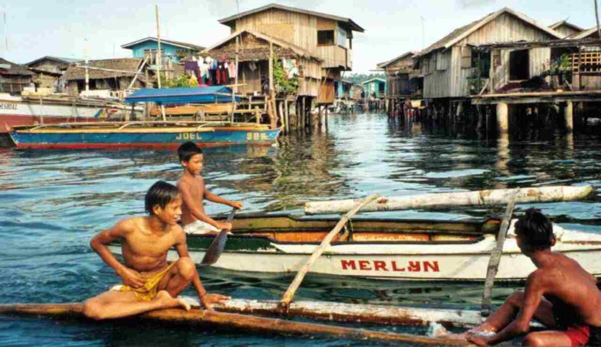 I Bajau e l’adattamento alle immersioni: il segreto dei “nomadi del mare” - Illustrazione di alcuni ragazzi Bajau (Wikipedia Dr.A.Hugentobler FOTO) - www.marinecue.it (1)