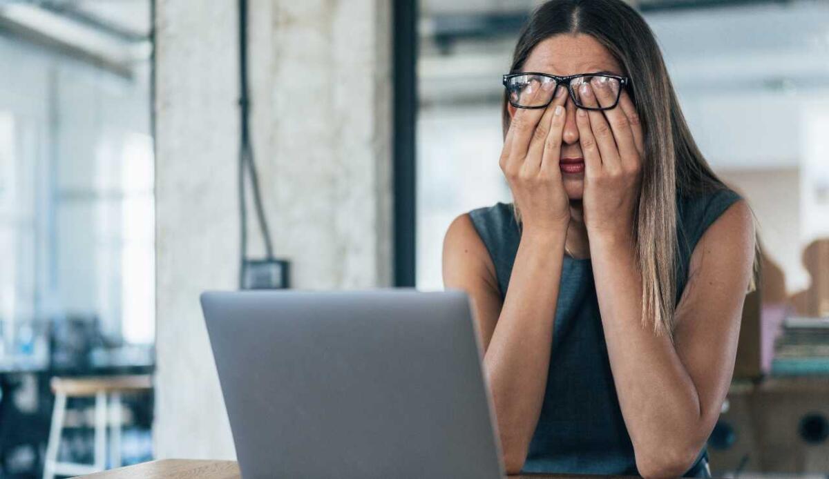 Come l'immagine professionale può minare la salute mentale dei lavoratori - Figura lavorativa pressione (Canva foto) - www.managementcue.it
