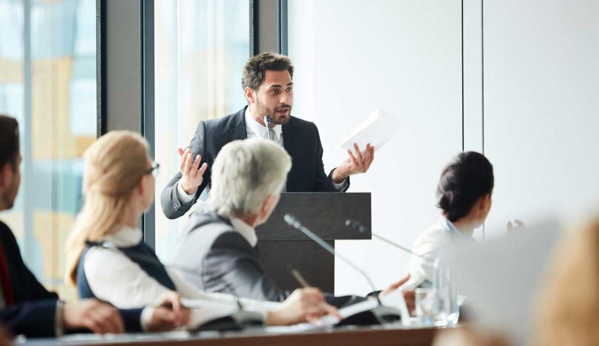 Come l'allenamento al dibattito promuove l'ascesa nelle posizioni di leadership - Dibattito illustrazione (Canva foto) - www.managementcue.it