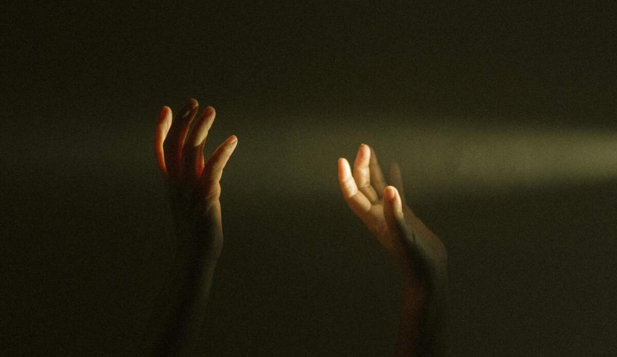 Un fluido di luce che si comporta da solido: creato un supersolido fotonico in laboratorio - Illustrazione di una fonte di luce (Pexels FOTO) - www.sciencecue.it