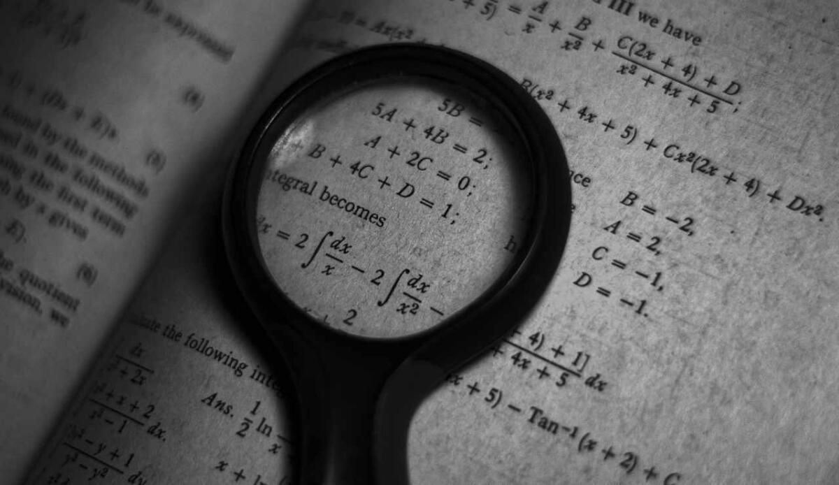 Difficoltà in matematica? L’IA analizza i movimenti oculari e suggerisce esercizi personalizzati - Illustrazione di un libro di matematica (Pexels FOTO) - www.sciencecue.it
