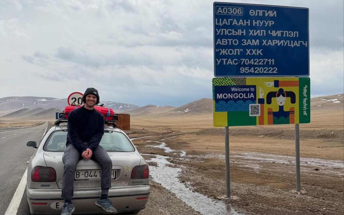 Da Barcellona al Giappone con una Fiat Marea del '98: l'incredibile avventura di Fabio Belnome raccontata sui social di "Volata di Peluca" - La Fiat Marea nella frontiera tra Russia e Mongolia (Falbio Belnome/Volata di Peluca Instagram foto) - www.vehiclecue.it