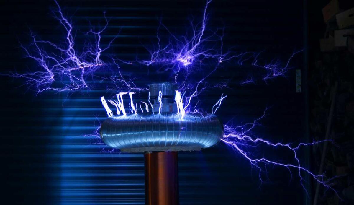 Scoperta una nuova fonte di carica elettrica: il movimento dell'acqua su superfici - Illustrazione di una carica elettrica (Pexels FOTO) - www.marinecue.it