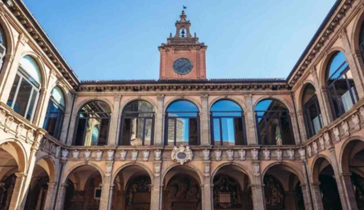 Università, la prima del mondo occidentale nacque a Bologna nel 1088 - Palazzo dell'Archiginnasio (Depositphotos foto) - www.buildingcue.it