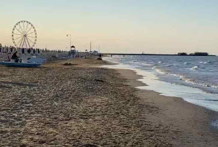 Spiaggia di Rimini pronta ad accogliere i turisti (screenshot Travel Vibes/YouTube) - managementcue.it