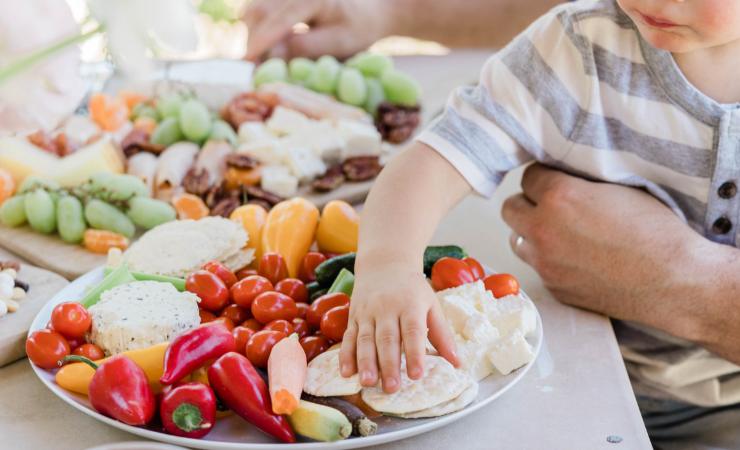 Bambino che mangia con piatto di cibo (Canva foto) - www.biomedicalcue.it
