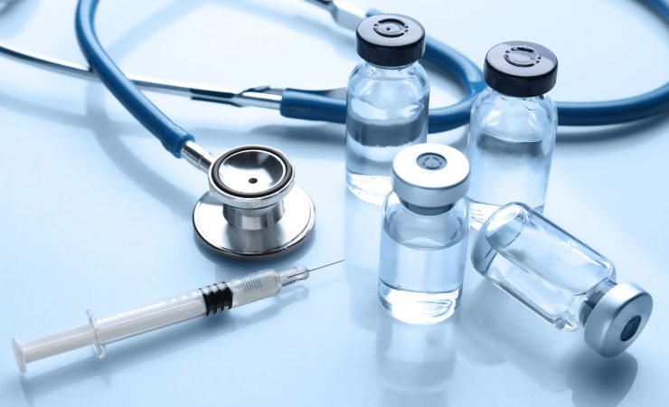 Vaccino e siringa illustrazione (Canva foto) - www.biomedicalcue.it