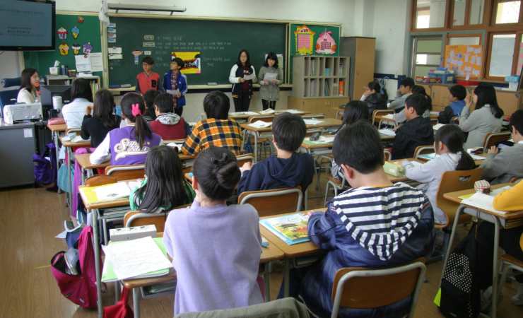 Studenti tra i banchi di scuola (Canva foto) - www.managementcue.it