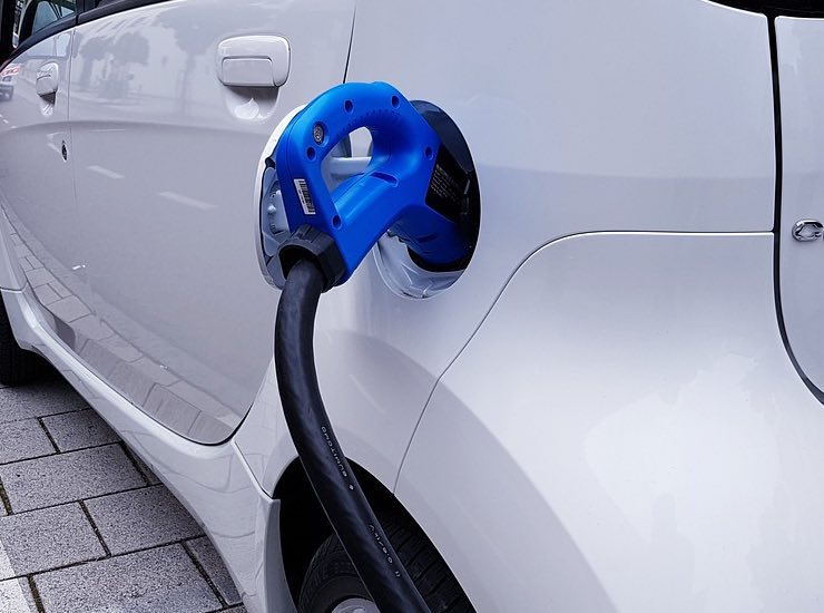 Ricarica elettrica (PIXABAY FOTO) - www.vehiclecue.it