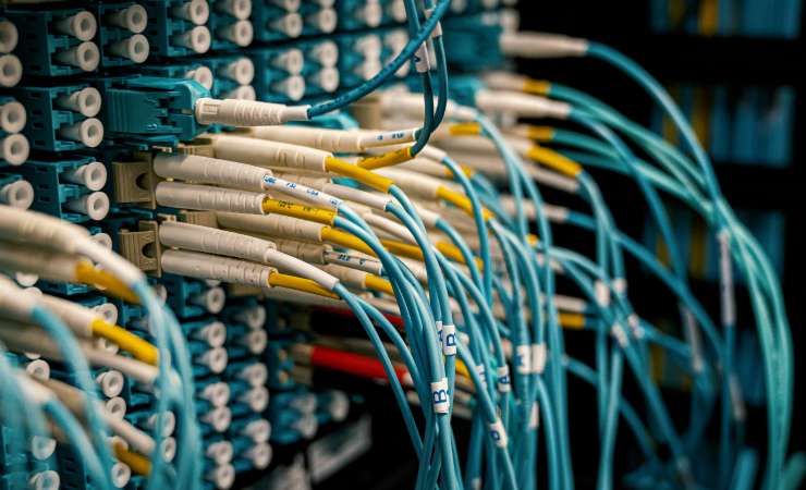 Fibra ottica cavi illustrazione (Canva foto ) - financecue.it
