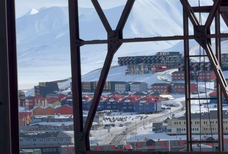 Città di Longyearbyen (screenshot enontheroad/YouTube) - www.buildingcue.it