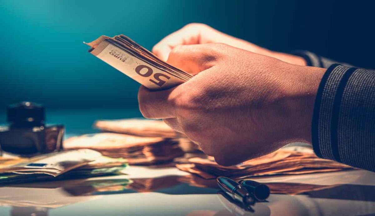 Ricchezza finanziaria delle famiglie italiane supera i €6.000 mld nel 2024: boom di fondi e titoli di Stato - Ricchezza finanziaria delle famiglie italiane (Canva foto) - financecue.it
