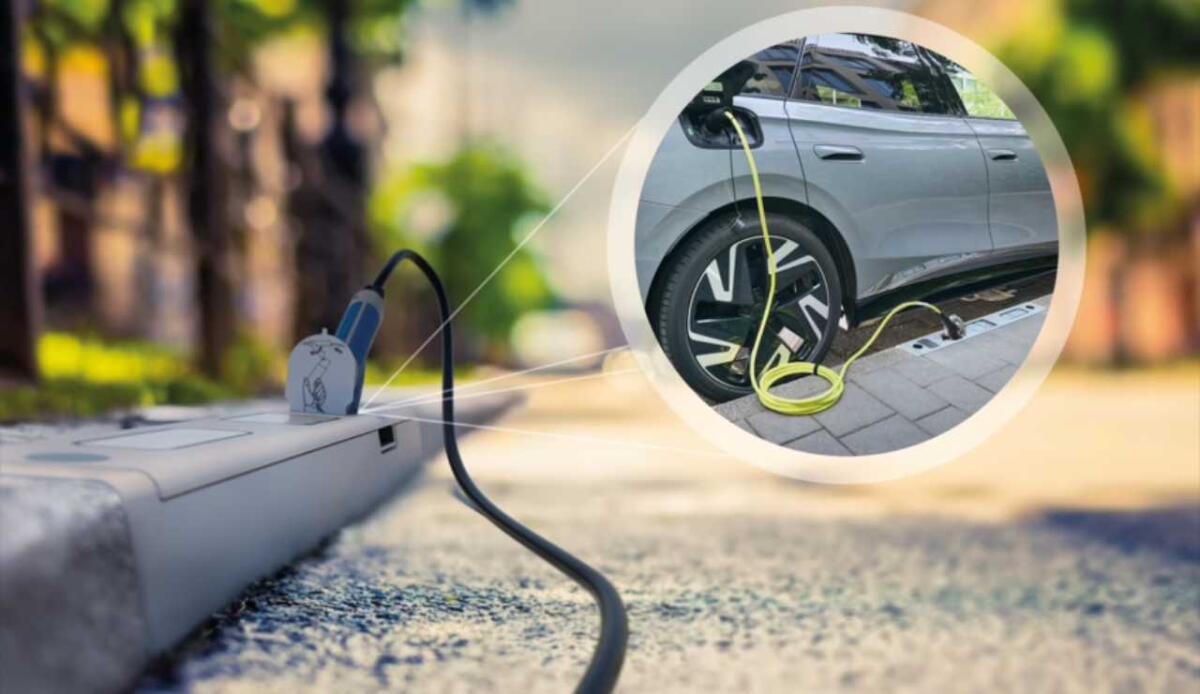 Auto elettrica, rivoluzione in città: arriva il Curb Charger, il caricabatteria nascosto nel marciapiede - Caricatore nel marciapiede, ecco l'innovazione (Rheinmetall.com) - VehicleCUE