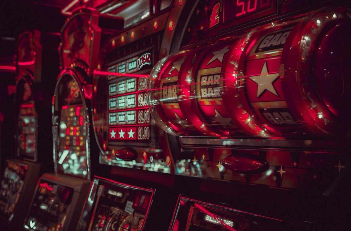 Le curiosità storiche delle slot machine dai saloon del Far West fino alla digitalizzazione dei casinò online - 