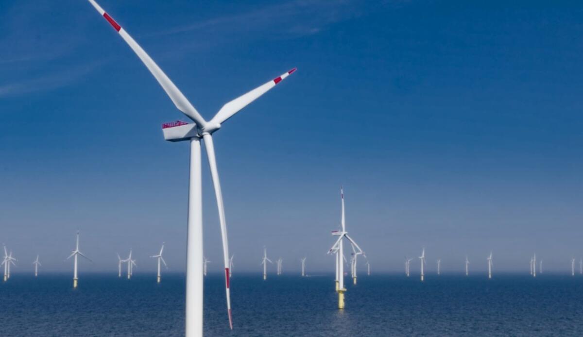 Il Marocco costruirà il primo parco eolico offshore d’Africa vicino alla sua “città del vento” - Illustrazione di un parco eolico (Canva FOTO) - buildingcue.it