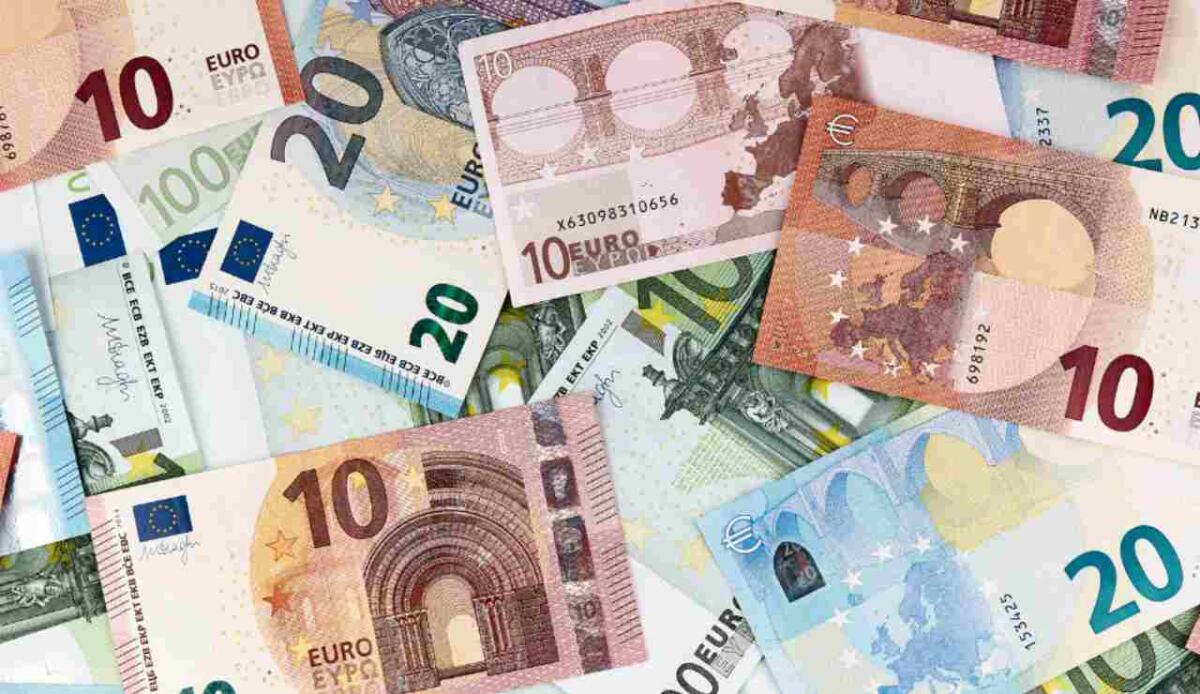 Italia, in arrivo il più grande trasferimento di ricchezza della storia: 3.200 miliardi passeranno di mano entro il 2048 - Illustrazione di alcune banconote (Canva FOTO) - financecue.it