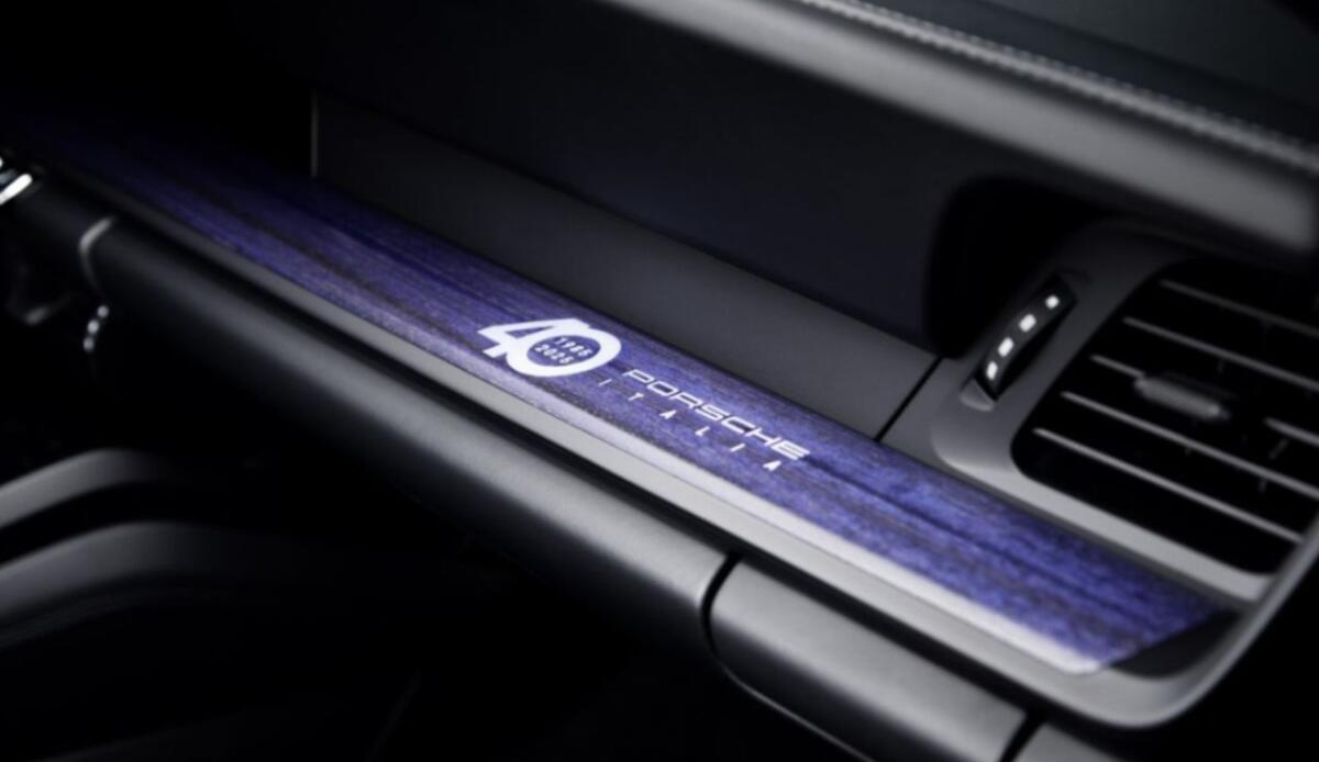 Porsche Italia compie 40 anni e celebra con due modelli speciali firmati Ferragamo - Un'occasione speciale (newsroom.porsche.com foto) - www.vehiclecue.it