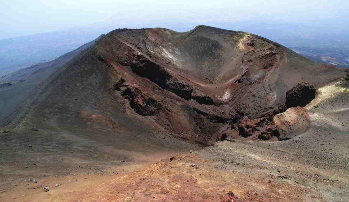 L’Etna dà spettacolo: l’eruzione del 2 giugno immortalata dal satellite Sentinel-2 - Illustrazione dell'Etna (Pixabay FOTO) - aerospacecue.it