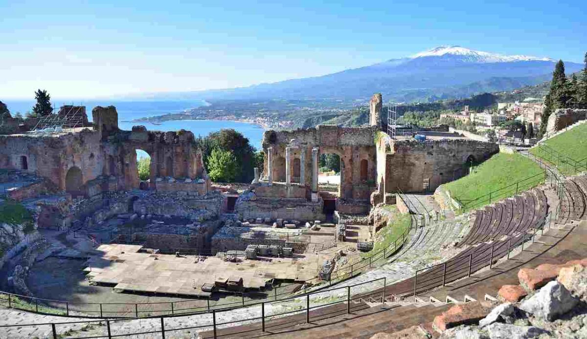 Etna: il gigante di fuoco che domina la Sicilia da 500.000 anni - Illustrazione dell'Etna visto da Taormina (Pixabay FOTO) - sciencecue.it