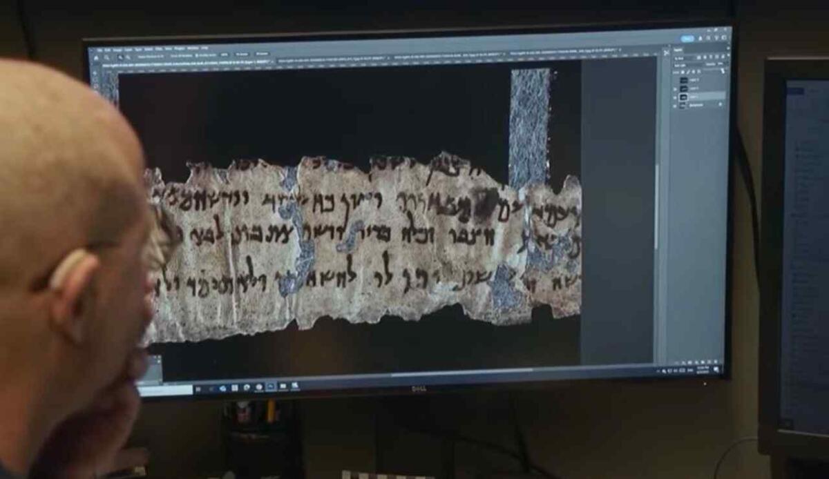 Alcuni Rotoli del Mar Morto sono più antichi di quanto si pensasse, suggerisce un'analisi AI - Cambia la datazione dei Rotoli del Mar Morto grazie all'uso dell'Intelligenza Artificiale: ecco cosa hanno scoperto gli archeologi (screenshot James Tabor/YouTube) - systemcue.it