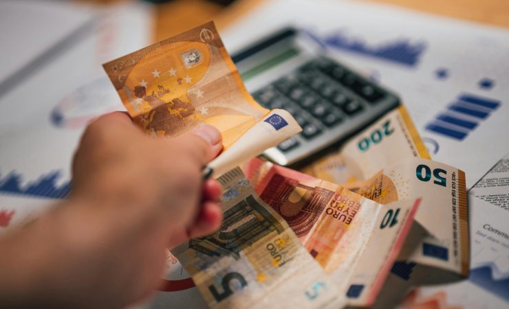 Ricchezza finanziaria famiglie italiane (Canva foto) - financecue.it