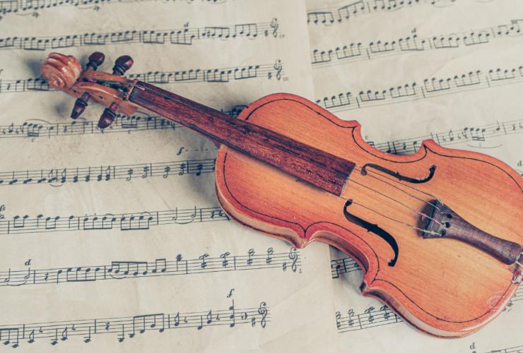 Illustrazione di un piccolo violino (Canva FOTO) - buildingcue.it