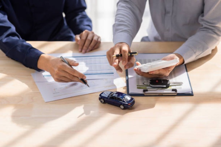 Compilazione RC Auto (Shutterstock foto) - www.vehiclecue.it