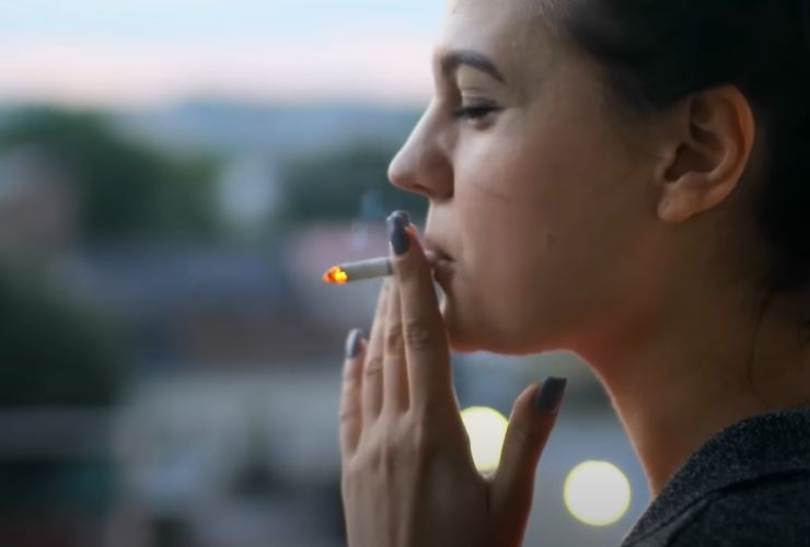 Donna fuma una sigaretta (screenshot Geopop/YouTube) - financecue.it