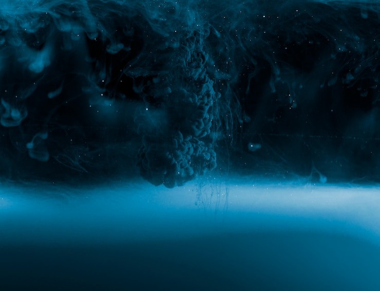 Una strana oscurità arriva nelloceano (Freepik Foto) - www.marinecue.it