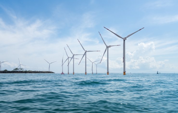 Illustrazione di un parco eolico sul mare (Canva FOTO) - buildingcue.it