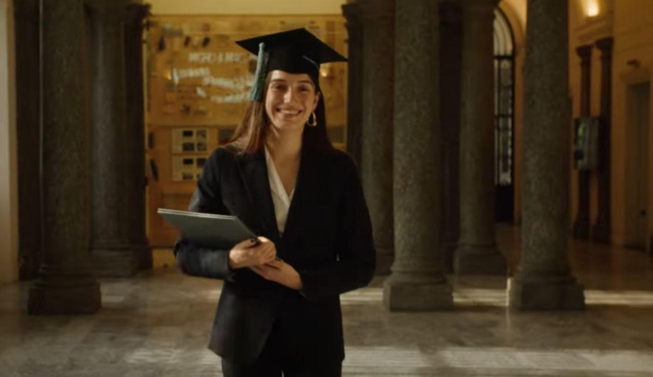 Studentessa al Politecnico di Milano (Polimi - youtube screenshot) - www.buildingcue.it