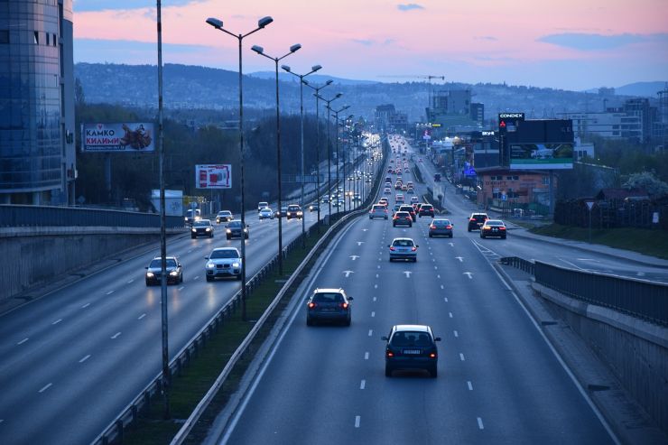 Illustrazione di un'autostrada al tramonto (Pixabay FOTO) - www.buildingcue.it