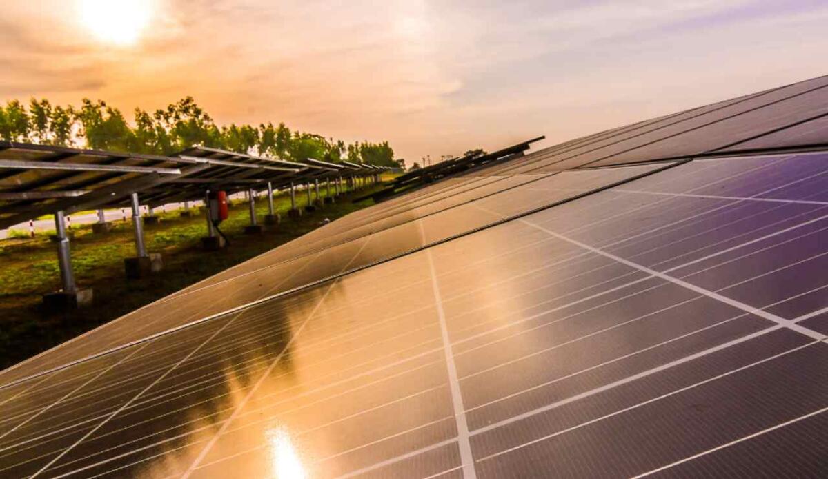 Nuove celle solari generano elettricità anche in ambienti interni - Illustrazione di pannelli solari (Canva FOTO) - energycue.it