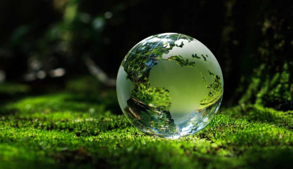 Geoingegneria negli oceani: soluzioni innovative per contrastare l’impatto della CO₂ sulle acque - Illustrazione del pianeta Terra (Canva FOTO) - marinecue.it