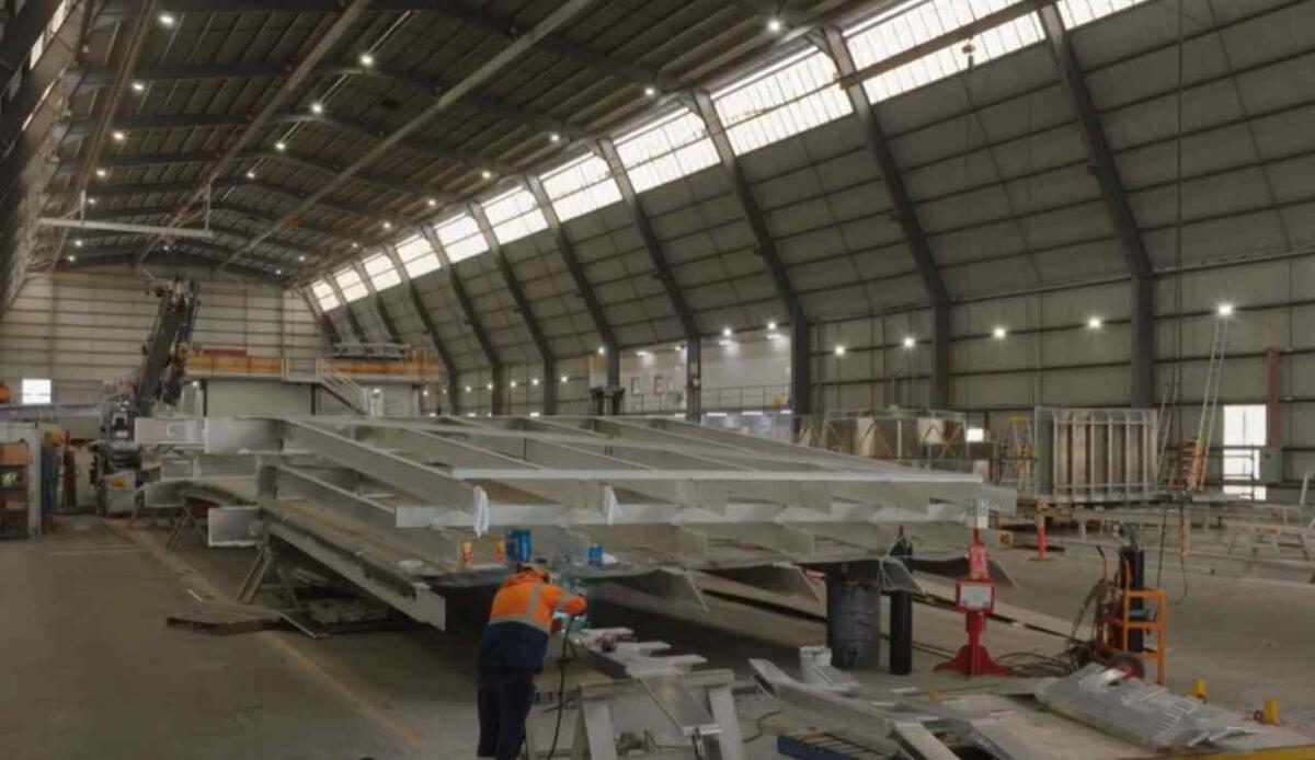 Incat Tasmania costruirà due traghetti elettrici da record per la danese Molslinjen - Incat Tasmania cantiere (screenshot Incat Tasmania/YouTube) - marinecue.it