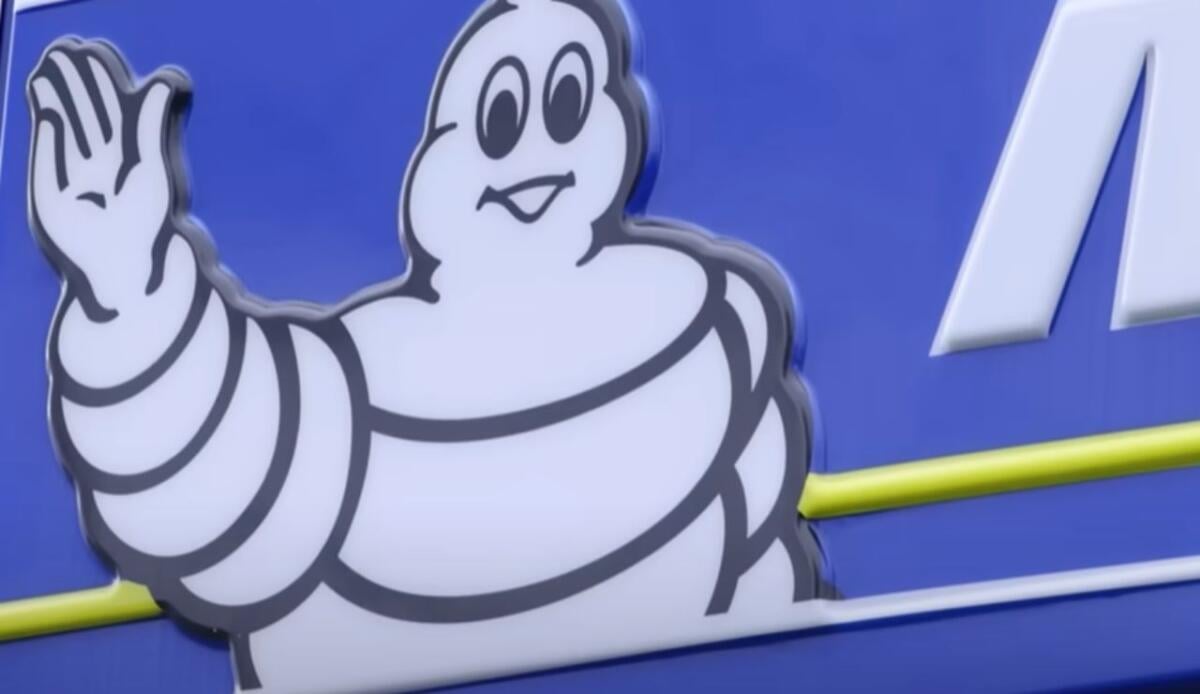 Dagli pneumatici ai ristoranti stellati: la strategia brillante della Michelin per piazzare le proprie gomme - La strategia di marketing di Michelin, dalle gomme alle guide per i ristoranti, è efficace negli anni ed è il fondamento del content marketing. Come funziona? (screenshot Adam Ragusea/YouTube) - managementcue.it
