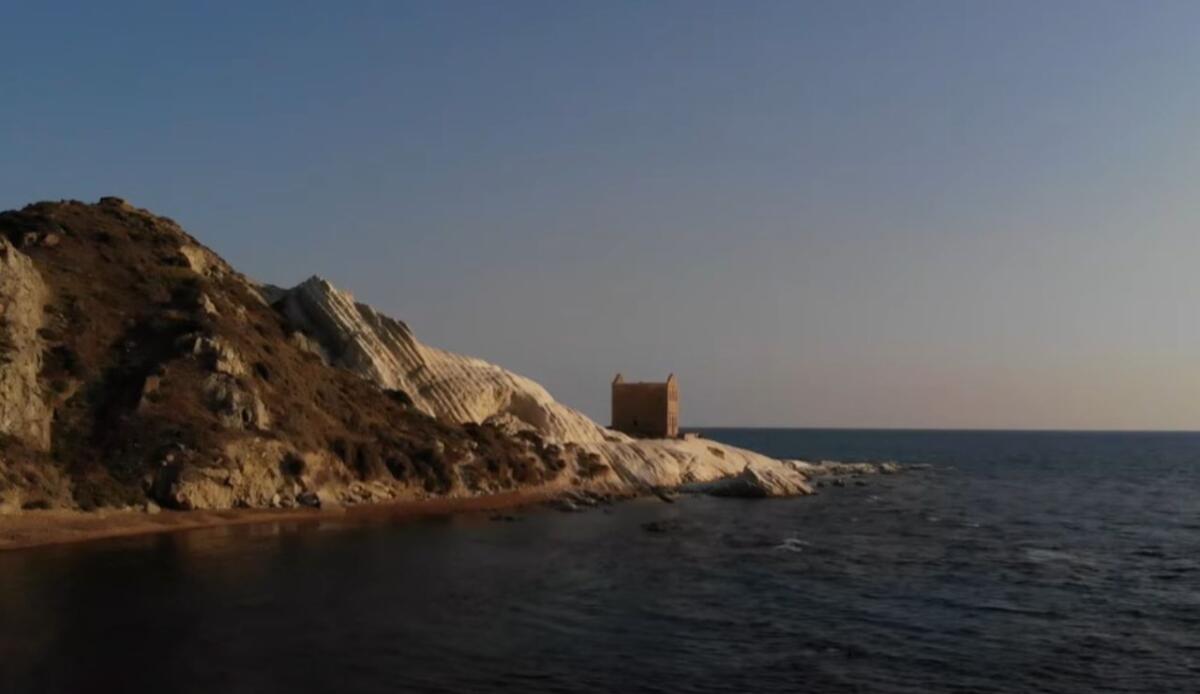 Un nuovo centro visitatori a Punta Bianca, Agrigento: architettura leggera per la scogliera siciliana premiata da TerraViva - La zona di Punta Bianca Agrigento (screenshot Onionstrangers/YouTube) - buildingcue.it