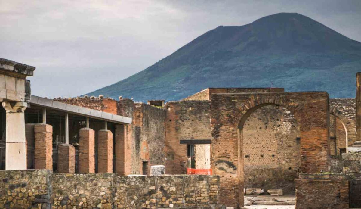 Ritorna a Pompei il “mosaico degli amanti” restituito dalla Germania dopo 80 anni - Illustrazione di Pompei (Canva FOTO) - buildingcue.it