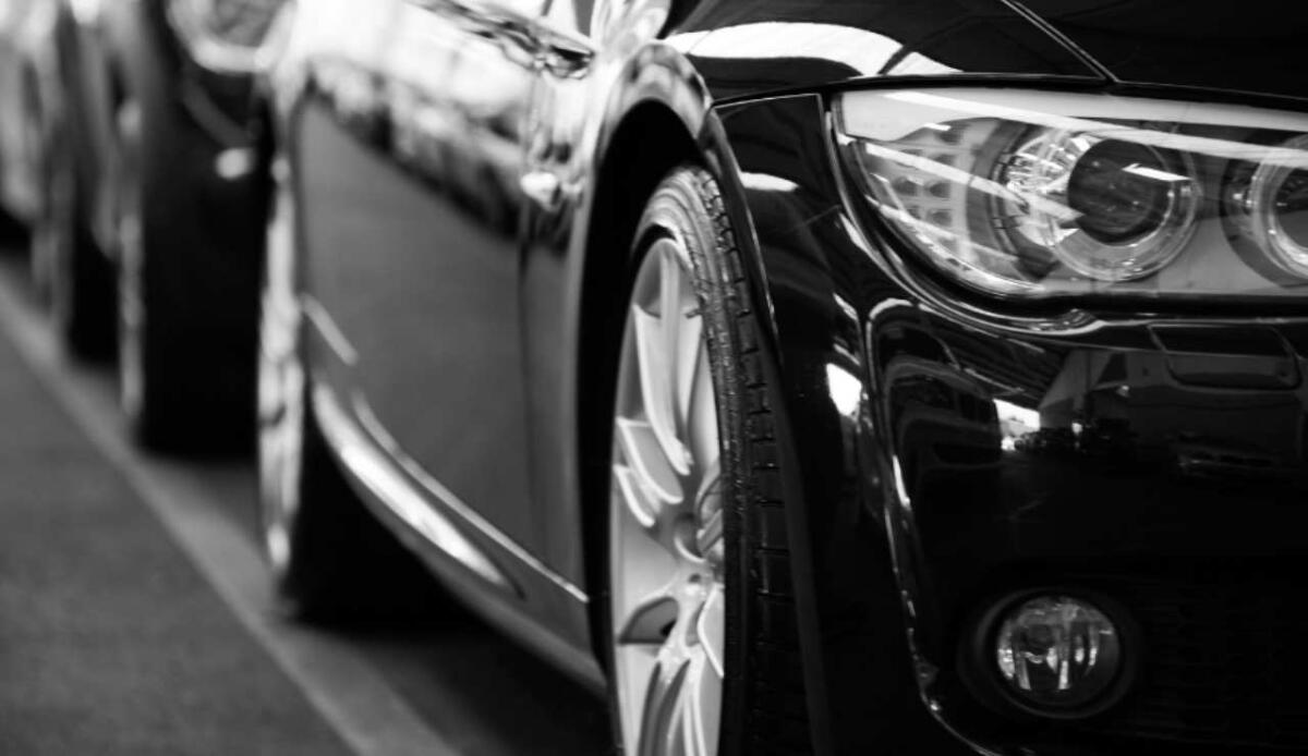 Innovazione dall’India: Bambusa tulda e bio‑resine per sostituire la plastica nel settore automobilistico - Illustrazione di alcune auto (Canva FOTO) - vehiclecue.it