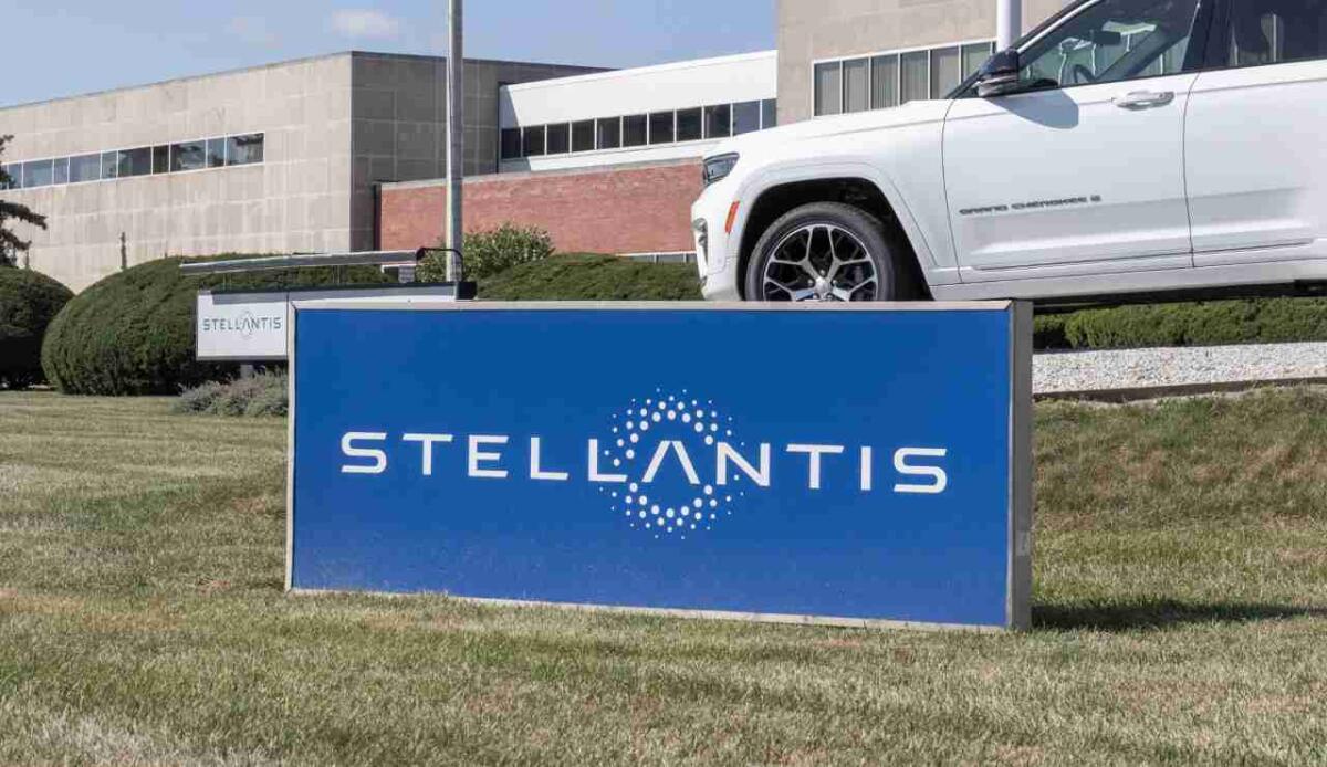 Innovazione Stellantis: a Madrid batterie intercambiabili sulla 500e per car‑sharing ultraveloce - Stellantis, come il gruppo abbatte i tempi di ricarica elettrica (DepositPhotos) - VehicleCUE