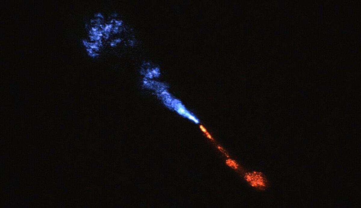 Una stella appena nata crea pianeti: scoperta straordinaria a 1.300 anni luce dalla Terra - Illustrazione dei getti di monossido di silicio che si allontanano dalla piccola stella HOPS-315 (ALMA(ESO/NAOJ/NRAO)/M. McClure et al. via AP FOTO) - aerospacecue.it