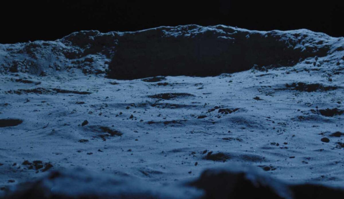 La polvere lunare abrasiva è meno tossica dell’inquinamento urbano, rivela lo studio UTS - Illustrazione di una superficie lunare (Canva FOTO) - energycue.it