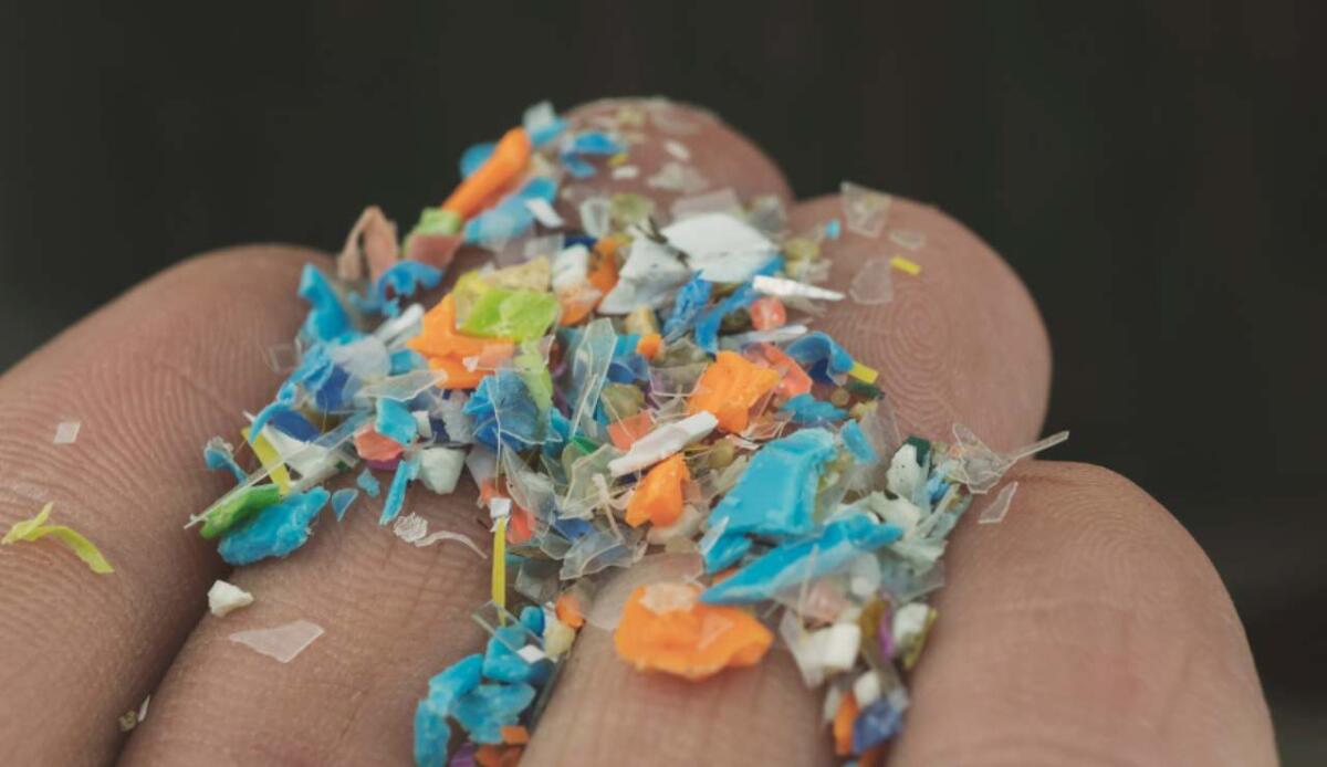 Nanoplastiche ovunque negli oceani: scoperti 27 milioni di tonnellate nel Nord Atlantico - Illustrazione delle microplastiche (Canva FOTO) - marinecue.it